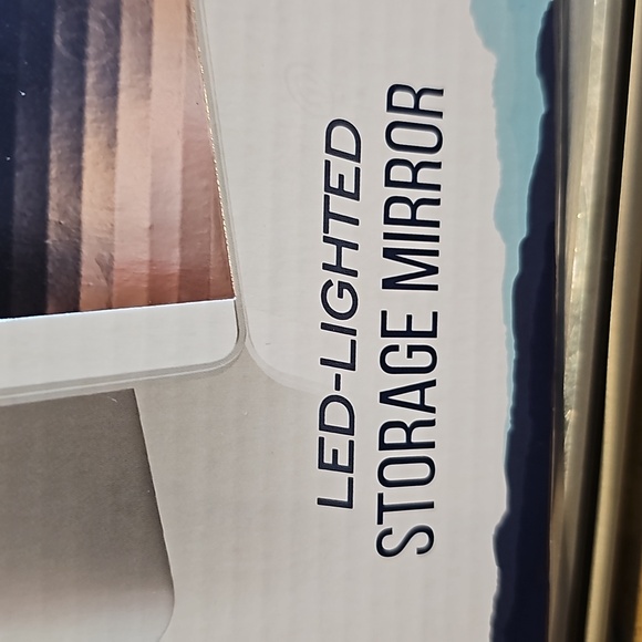 Conair - Crystal Clear LED Makeup Storage Mirror Case - Picture 3 of 10